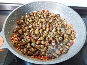 倒入控好水的螺蛳。