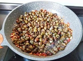 倒入控好水的螺蛳。