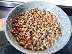 快速翻炒开来。