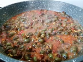 再加适量的清水，开大火炖一会。