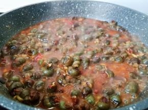 再加适量的清水，开大火炖一会。