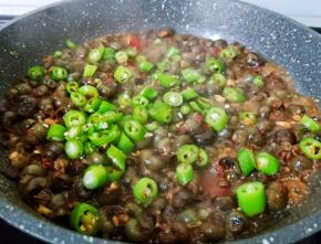 待螺蛳熟时加入辣椒圈。