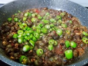 待螺蛳熟时加入辣椒圈。