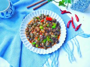 这样一盘炒螺蛳味道够浓，辣得够味。