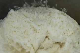 发酵好的面团拉开里面的面团状态为蜂窝状。