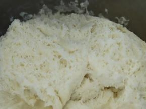 发酵好的面团拉开里面的面团状态为蜂窝状。