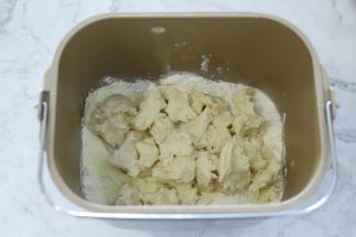 主面团的材料按液体到粉类的顺序放入面包机桶内，中种面团撕成小块。