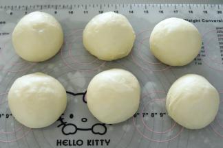 将面团轻按排气，平均分成6份，盖保鲜膜松弛15分钟。