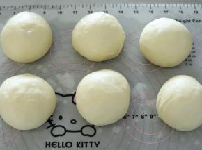 将面团轻按排气，平均分成6份，盖保鲜膜松弛15分钟。