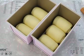 同个方向放入学厨450克吐司模内。