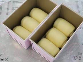 同个方向放入学厨450克吐司模内。