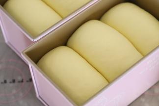 发酵到吐司盒的8-9分满。