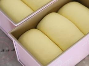 发酵到吐司盒的8-9分满。