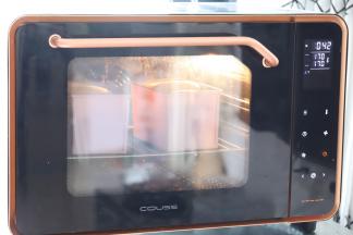 烤箱预热170度，上下火，中下层，烘烤的时间为40-42分钟。