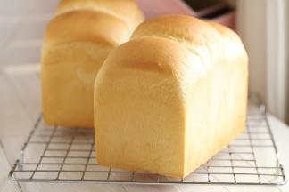 出炉后轻震一下模具，脱模，放晾架上放至手温装袋保存。