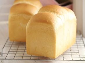 出炉后轻震一下模具，脱模，放晾架上放至手温装袋保存。