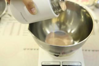 藜麦茉莉草莓轻养和纯净水放入豆浆机打成轻养饮，取45克倒入到打蛋盆内。