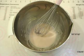 加入玉米油，用手动打蛋器混合乳化。