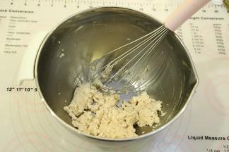 低粉筛入乳化好的油和轻养混合物内，拌匀。