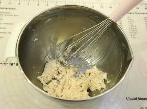 低粉筛入乳化好的油和轻养混合物内，拌匀。
