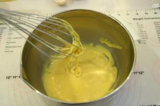 磕入蛋黄，拌至顺滑的蛋黄糊，蛋清放入冰箱冷冻备用。