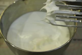 取出蛋清，滴入柠檬汁，分三次将细砂糖加入蛋清内，打发至干性发泡。