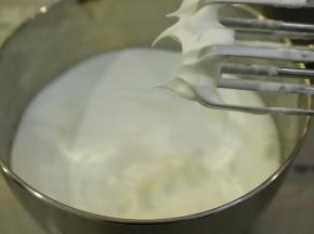 取出蛋清，滴入柠檬汁，分三次将细砂糖加入蛋清内，打发至干性发泡。
