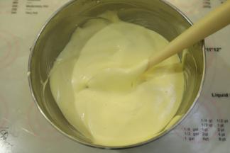 蛋白和蛋黄糊分三次上下翻拌均匀。