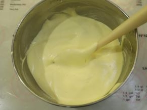 蛋白和蛋黄糊分三次上下翻拌均匀。