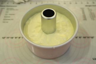 倒入六寸加高中空模内，轻震去气泡。