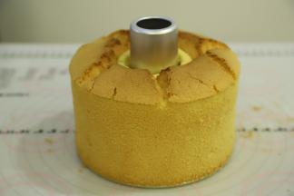 出炉轻震模具后倒扣在晾架放凉，手工脱模。