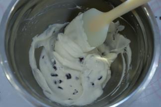 淡奶油打发至7成，加入蜜红豆拌匀。