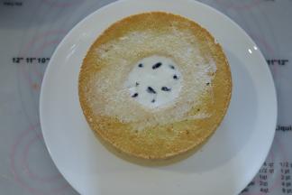 倒入蛋糕的中空烟囱内。