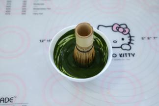 抹茶粉加入到温水内，拌匀。