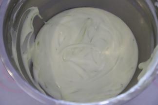 淡奶油加糖打发至5成，即刚出现纹理半流动即可。