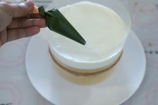 抹茶液装入裱花袋内。