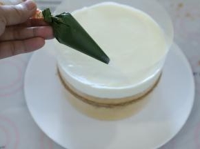 抹茶液装入裱花袋内。