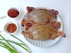 用干净的牙刷把新鲜的螃蟹外壳刷洗干净。