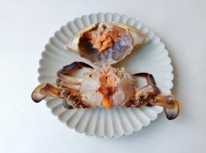 揭开蟹盖撕掉螃蟹的腮，清洗干净。