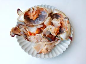 一个螃蟹剁成4小块。