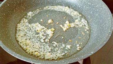 起锅倒入适量的植物油，油热放入葱姜蒜爆香。