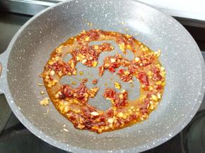 放入花椒与豆瓣酱炒出香味。