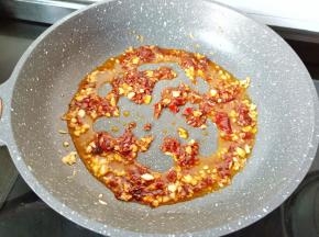 放入花椒与豆瓣酱炒出香味。