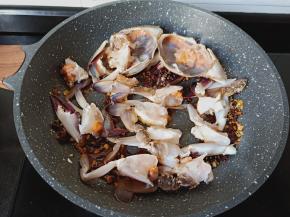 加入螃蟹快速不断地翻炒。