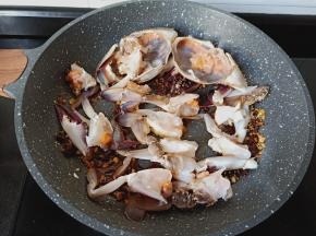 加入螃蟹快速不断地翻炒。