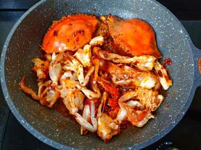 大火爆炒至蟹壳变色。