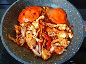 大火爆炒至蟹壳变色。