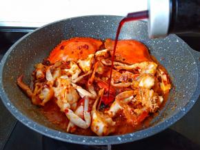 加入适量的酱油翻炒均匀。