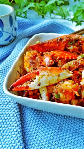 香辣蟹刚一出锅，都忍不住要尝一口了，咬下一口蟹肉真的是香辣过瘾、嫩嫩的蟹肉吃到停不下嘴。