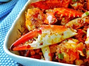 香辣蟹刚一出锅，都忍不住要尝一口了，咬下一口蟹肉真的是香辣过瘾、嫩嫩的蟹肉吃到停不下嘴。